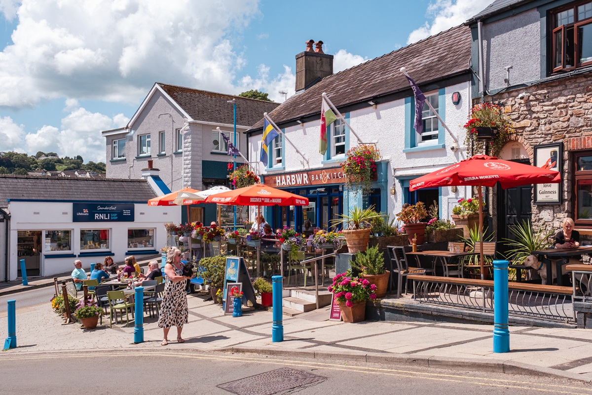 Exterior of HARBWR Bar and Kitchen in Saundersfoot on a clear day.