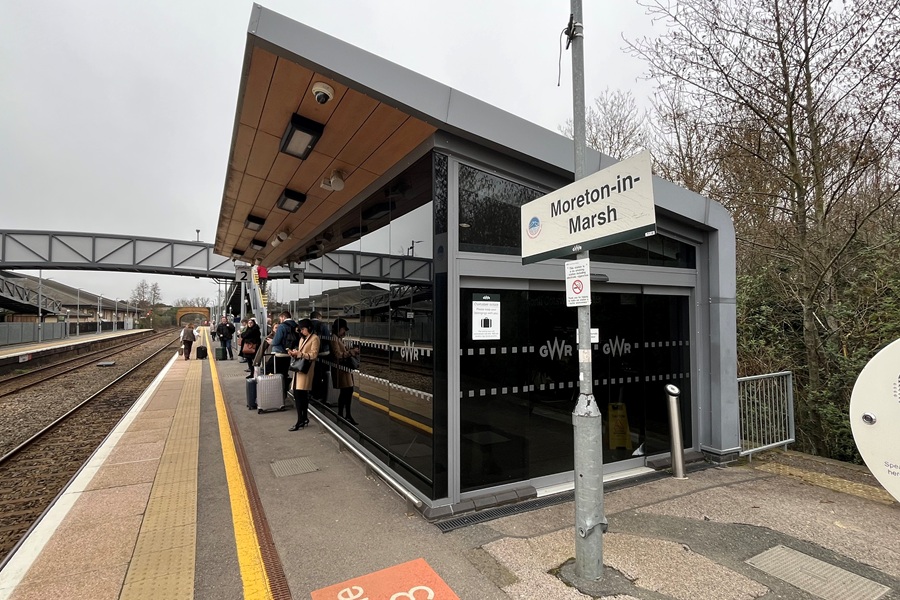 Waiting area at Moreton-in-Marsh station
