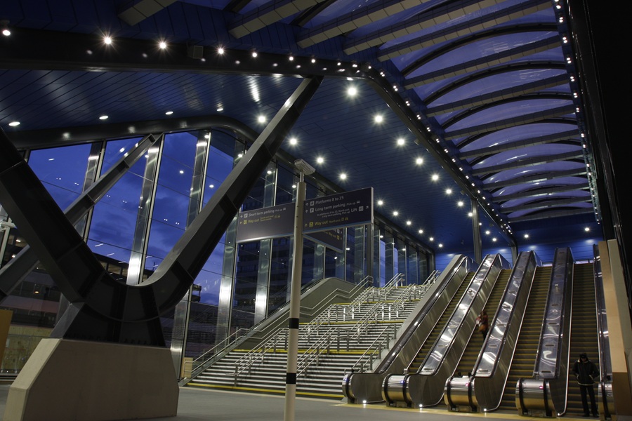 The concourse at Reading station at night